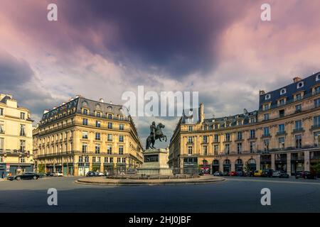 Parigi, Francia - 29 aprile 2021: Statua del re Luigi XIV in Place des Victoires - Place de Victoires, commissionata dal re Luigi XVIII . Parigi Foto Stock