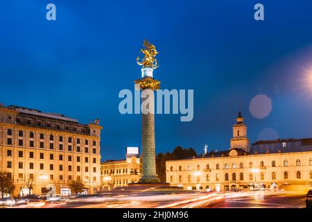 Tbilisi, Georgia, Eurasia. Liberty Monument raffigurante St George Slaiing the Dragon e il Municipio di Tbilisi in Freedom Square nel centro della città. Foto Stock