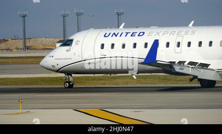 United Airlines Express Embraer E175 tasse regionali sulla pista dopo l'atterraggio all'aeroporto internazionale o'Hare di Chicago. Foto Stock