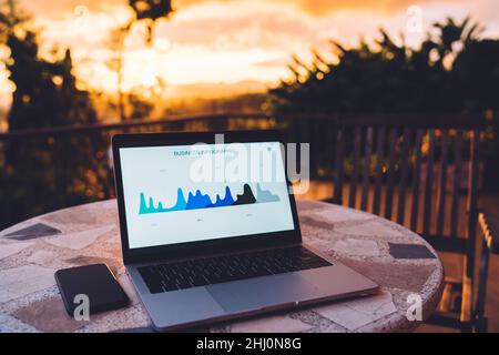 Computer con progetto aziendale e smartphone sul tavolo Foto Stock