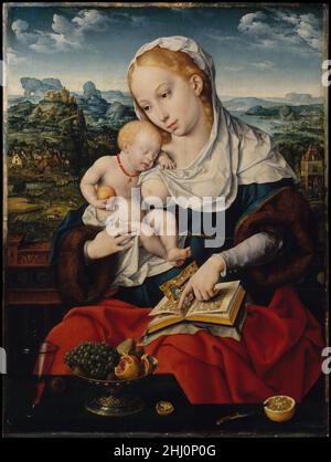 Vergine e Bambino ca. 1525 Joos van Cleve Netherlandish due temi iconografici si fondono in questo splendido dipinto: Le gioie della maternità e la dolorosa premonizione della morte di Cristo. Il bambino addormentato è tradizionalmente inteso come una prefigurazione del Cristo morto abbracciato dalla Vergine, conosciuta come il Pietà. Contemplando la sua lettura devozionale, Maria punta al suo libro di preghiera, in cui due pagine sono leggibili. Presi dal Magnificat (Luca 1:54–55), celebrando l’Annunciazione, e dal De Profundis (Salmo 130:1–2), usati nella Messa per i morti, i versi preannunciano la r della Vergine Foto Stock