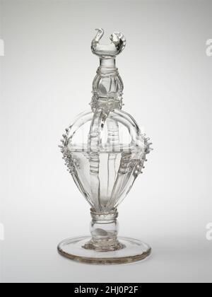 Bank 1833–50 possibilmente Boston & Sandwich Glass Company il cavaliere cavo sotto il finale dell'uccello su questa banca contiene un pezzo d'argento americano di cinque centesimi datato 1833. Una moneta da dieci centesimi della stessa data si trova nel fusto cavo. Come è tipico del vetro di origine orientale del Massachusetts, la forma e lo stile della decorazione suggeriscono un antecedente inglese. Banca. Americano. 1833–50. Vetro soffiato con decorazione applicata. Fabbricato a Sandwich, Massachusetts, Stati Uniti Foto Stock