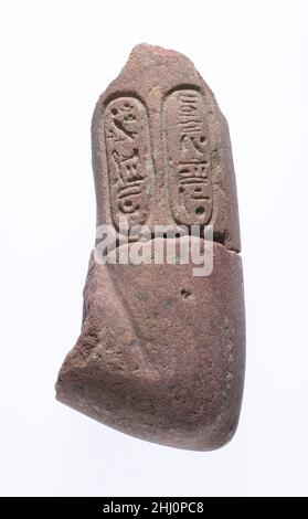 Braccio superiore sinistro e gomito con Aten Carthatts ca. 1353–1336 a.C. nuovo regno, periodo Amarna. Braccio superiore sinistro e gomito con Aten Carthatts 549690 Foto Stock