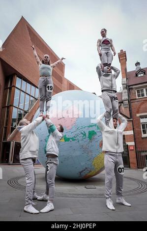 Londra, Regno Unito. 26th Jan 2022. Gli artisti della società circense a malapena metodica Troupe esibiscono coraggiose prodezze acrobatiche dal loro nuovo show KIN. Inizialmente premiato nel 2016, KIN mescola l'acrobatica del circo con il pugno emotivo del teatro. Il regista è noto coreografo ben Duke. IL KIN apre mercoledì 26th al Sadlers Wells, Peacock Theatre. Credit: Guy Corbishley/Alamy Live News Foto Stock