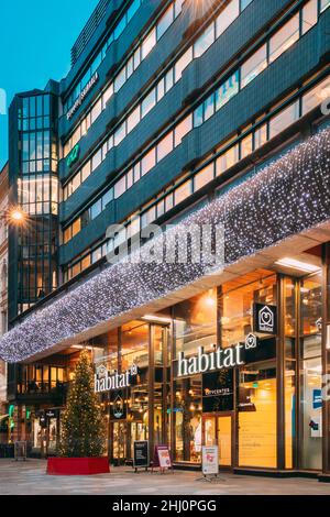 Helsinki, Finlandia. Centro commerciale Kauppakeskus Citycenter a Capodanno luci Natale albero decorazioni e illuminazione festiva a Kaivokatu Foto Stock