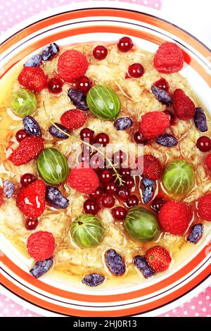 colazione con farinata d'avena con frutti di bosco e miele su sfondo bianco di legno piatto vista dall'alto menu estivo Foto Stock