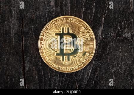 moneta bitcoin su sfondo scuro primo piano. Foto Stock