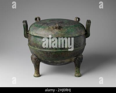 Treppiede Rituale Cauldron con copertura (Ding) 5th–4th secolo a.C. Cina. Treppiede Rituale Cauldron con coperchio (Ding). Cina. 5th–4th secolo a.C. Bronzo. Dinastia Zhou orientale (770–256 a.C.). Lavorazione dei metalli Foto Stock