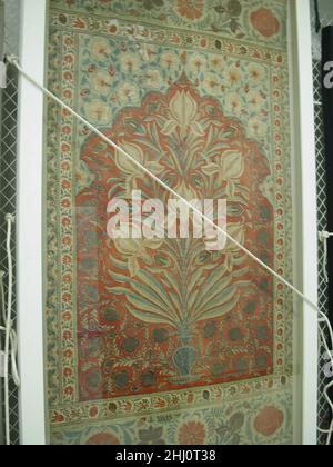 Pannello da una tenda Fodera 17th secolo questo pannello era probabilmente uno di una serie di pannelli identici utilizzati per allineare la tenda dei campi temporanei allestiti lungo i percorsi caravan degli imperatori Mughal. Scrivendo sul campo di Aurangzeb nel 1665, il medico francese Franois Bernier ha descritto i rivestimenti con rappresentazioni di grandi vasi di fiori, proprio come questo esempio. Pannello da una fodera di tenda 448241 Foto Stock