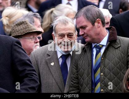 Ritirata Inghilterra umpire Harold 'Dickie' Bird (centro) dopo il funerale di Ray Illingworth alla chiesa di San Giovanni, Farsley. Illingworth, che portò l'Inghilterra ad una vittoria della serie Ashes del 2-0 in Australia nel 1970-71, morì la vigilia di Natale a 89 anni. Data immagine: Mercoledì 26 gennaio 2022. Foto Stock