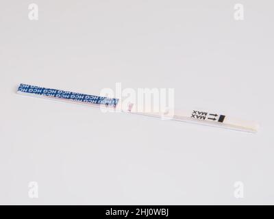 Test di gravidanza medicinale sul bianco Foto Stock