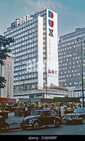 Una vista sugli edifici di Hötorget (Hötorgshusen o Hötorgsskraporna) nel distretto centrale di Norrmalm, Stoccolma, Svezia c.1960. In primo piano si trova il Hötorget torghandel (mercato) al di fuori della Konserthuset (Consert House). Gli edifici Hötorget sono cinque edifici modernisti e alti. Il blocco più vicino riporta un logo pubblicitario gigante per TV e radio Dux. Ha anche il logo Ford nella parte superiore. Questa immagine proviene da una trasparenza amatoriale a colori 35mm – una fotografia d'epoca 1950s/1960s. Foto Stock