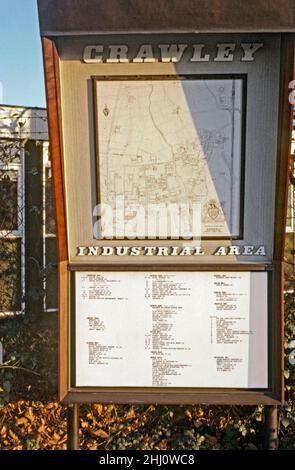 Un cartello con una mappa e un elenco degli indirizzi commerciali della zona industriale di Crawley ‘New Town’, West Sussex, Inghilterra, Regno Unito nel 1969. La zona commerciale e industriale era principalmente concentrata a nord del centro città intorno a Fleming Way, Gatwick Road e Manor Royal. È stato sviluppato per creare posti di lavoro nella “nuova città” del dopoguerra. Da questo periodo l'area è stata sottoposta a cambiamenti e ammodernamenti di massa. Questa immagine proviene da una vecchia trasparenza a colori Kodak amatoriale, una fotografia d'epoca del 1960s. Foto Stock