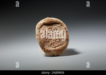 Cono funerario del Tutor reale Heqaerneheh ca. 1425–1352 a.C. nuovo regno questo cono funerario ha l'impressione di un sigillo a francobollo inscritto per il Bambino della Nurseria e per il Tutor reale Heqaerneheh (Heqa-er-neheh), proprietario di Teban Tomb 64 (TT 64) Nel cimitero di Sheikh Abd el-Qurna di Tebe Occidentale. Heqaerneheh è stato probabilmente nato nel regno di Amenhotep II e il suo titolo Bambino della Nursery suggerisce che è stato allevato nella stanza reale con i figli del re che avrebbero incluso il principe che è diventato Thutmose IV. Come adulto, Heqaerneheh divenne Tutor reale del figlio di Thutmose e suc Foto Stock