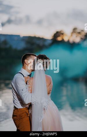 Sposa E Sposo Con Fumogeni Colorati - Fotografie stock e altre