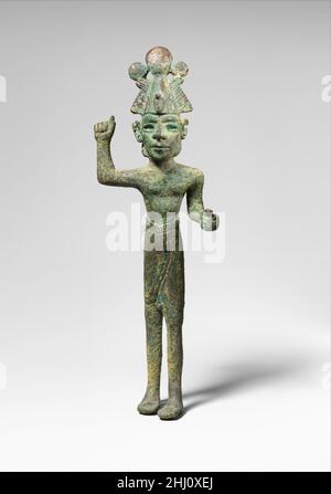 Dio che batte, indossando un atef egiziano corona ca. 15th–14th secolo a.C. Canaanite questa figura stride con un braccio sollevato e l'altro tenuto fuori, ciascuno avendo dotato di un'arma come una lancia e un macis o thunderbolt. Le sue orecchie trafitto avevano orecchini, forse d'oro, ed è rivestito in un forno in stile egiziano. La corona è il caratteristico atef egiziano corona di Osiride, dio dei morti, con ureo sulla fronte, indossato dal faraone alla sua festa giubilare o in contesti mortuari. Qui la figura rappresentata non è il re egiziano, ma piuttosto un'antica raffigurazione quasi orientale di una divinità locale di Th Foto Stock