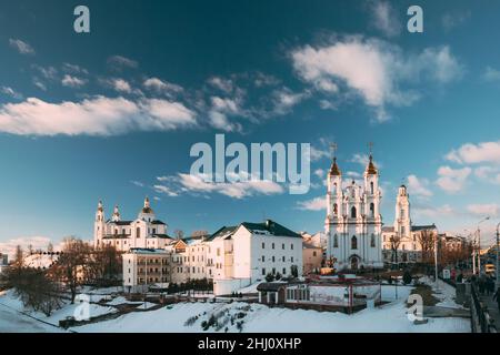 Vitebsk, Bielorussia. Cattedrale della Santa Assunzione, Chiesa della Santa Risurrezione e Municipio nella sera d'inverno. Famoso patrimonio storico. Foto Stock