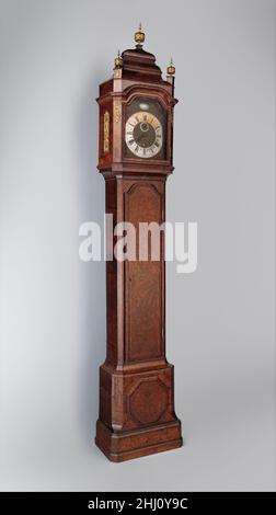 Orologio Longcase con calendario probabilmente ca. 1720 Clockmaker: Daniel Delander Delander Delander, un ex uomo di viaggio nella bottega di Thomas Tompion, è stato un altro innovativo orologio che ha contribuito alla superba reputazione dell'orologia inglese nei secoli XVII e XVIII. Il movimento notturno di questo esempio è caratterizzato da un'azione a cremagliera e lumaca e da un'azione a vite e otturatore che mantiene la potenza. Ha una fuga duplex insolita che è stato apparentemente inventato dal fabbricante di orologi e utilizzato in un piccolo numero di suoi orologi. Il creatore del caso distintivo di Delander è sconosciuto. Una delle diverse varianti della stessa Foto Stock