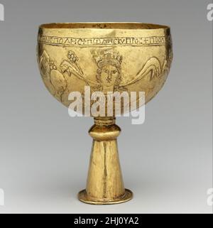 Calice d'oro con personificazioni di Cipro, Roma, Costantinopoli e Alessandria 700s Avar o Bizantino questo calice è decorato con personificazioni femminili di quattro maggiori centri ecclesiastici nel mondo Bizantino. Le identificazioni scritte in modo malvagio suggeriscono che questo calice era un tentativo di Avar di imitare un calice bizantino.gli Avari erano una tribù nomade di guerrieri montati dalla steppa eurasiatica. L'imperatore bizantino Giustiniano negoziò con loro nel sesto secolo per proteggere il confine settentrionale dell'Impero lungo il Mar Nero. Incoraggiati dalla loro sottomissione di numerosi t Foto Stock