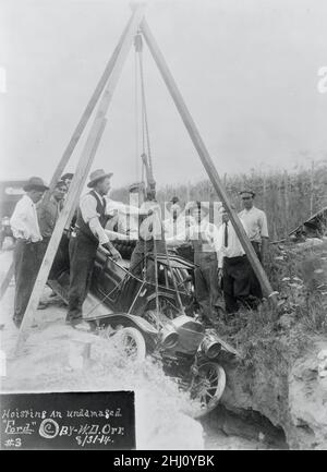 Sollevamento di un'auto Ford non danneggiata da fossato - 1914 Foto Stock