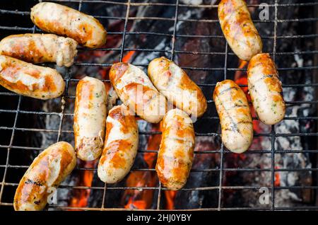 salumi fritti di carne su un falò in estate Foto Stock