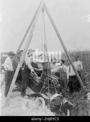 Sollevamento di un'auto Ford non danneggiata da fossato - 1914 Foto Stock