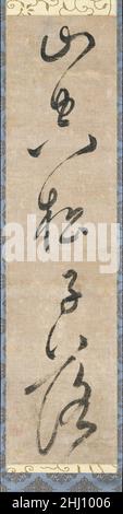 “la montagna è vuota; Una cascata di Pinecone” fine 14th secolo Zekkai Chūshin 絶海中津書 Una singola colonna di scrittura drammaticamente cursiva dice, “la montagna è vuota, / un pinecone cade.” Questa breve linea è stata presa da un poema più lungo da Wei Yingwu (737-790), uno dei poeti più famosi della Cina della dinastia Tang. Cattura l'esperienza di profonda solitudine in montagna. Il pennello danze in modo vivace, ma crea un tono rilassato e piacevole, poiché si angola ripetutamente verso il basso dall'alto a destra verso il basso a sinistra. Questi tratti diagonali sono particolarmente prominenti nelle transizioni tra caratteri.l'autho Foto Stock