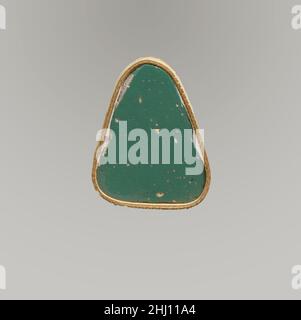 Frammento di intarsio monocromia di vetro 1st metà del 1st secolo d.C. romano opaco jade green.Flat intarsio, triangolare, con angoli arrotondati e scheggiati bordi smussati.lato superiore lucidato; vaiolatura di bolle di superficie; vaiolatura e iridescente agenti atmosferici sul lato e sui bordi. Frammento di inserto monocromatico in vetro. Romana. 1st metà del 1st secolo d.C.. Vetro; fuso. Imperiale primorile, Julio-Claudian. Vetro Foto Stock