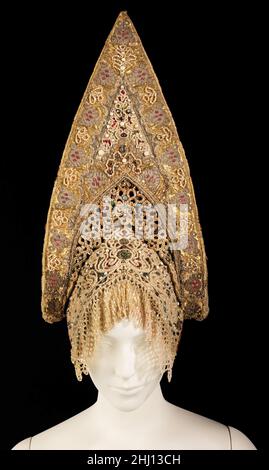 Headdress russo di inizio 19th secolo questo oggetto è dalla collezione di Natalia de Shabelsky (1841-1905), una nobildonna russa costretta a conservare ciò che percepiva come la vanishing folk arte tradizioni del suo paese natale. Viaggiando estensivamente in tutta la Grande Russia, ha raccolto molti bei esempi di arte tessile della ricca classe contadina. Dal 1870s fino al trasferimento in Francia nel 1902, Shabelsky accumulò una grande collezione di tessuti per la casa intricatamente ricamati e di opulenti indumenti da festa con decorazioni ricche e motivi elaborati. Il museo di Brooklyn ospita i Foto Stock