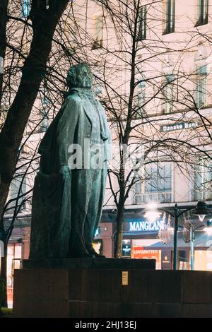 Helsinki, Finlandia. Vista serale del monumento al poeta e giornalista finlandese Eino Leino nel Parco Esplanade Foto Stock