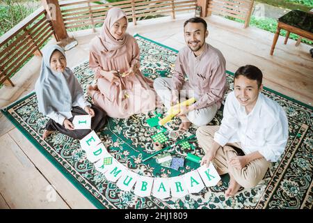 Padre asiatico, madre e bambini felici che fanno carta a catena bandiera Foto Stock