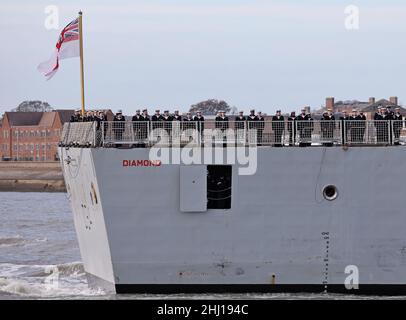 L'equipaggio si trova sul ponte di volo del ROYAL Navy Destroyer HMS DIAMOND, che arriva a casa dopo 7 mesi di dispiegamento in Estremo Oriente Foto Stock