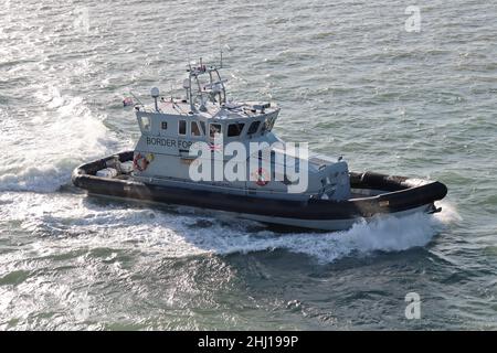 La nave di pattuglia costiera della forza di confine del Regno Unito HMC NIMROD nelle acque locali Foto Stock