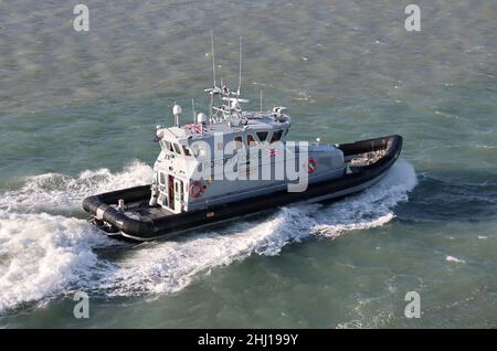 La nave di pattuglia costiera della forza di confine del Regno Unito HMC NIMROD nelle acque locali Foto Stock