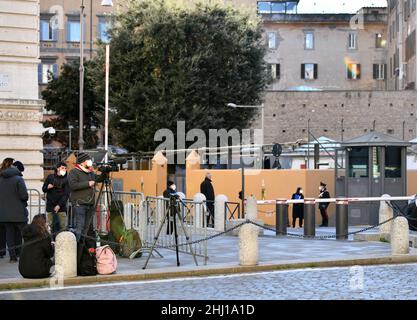 Roma, Italia. 25th Jan 2022. I giornalisti lavorano nei pressi di un’area di voto drive-through istituita per gli elettori positivi al COVID-19 o in quarantena durante una sessione di voto per eleggere il nuovo presidente d’Italia a Roma, il 25 gennaio 2022. Credit: Jin Mamengni/Xinhua/Alamy Live News Foto Stock