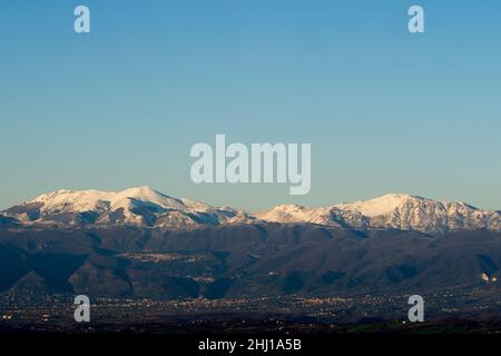 Monti Matesi, Italia. 25th Jan 2022. Montagne Matese innevate viste da Castel Morrone dopo il brusco calo delle temperature che ha colpito tutta l'Italia. Il massiccio del Matese è un massiccio montuoso dell'Appennino sannitico, compreso in due regioni (Molise e Campania) e in quattro province (Campobasso, Isernia, Caserta e Benevento). Credit: Vincenzo Izzo/Alamy Live News Credit: Vincenzo Izzo/Alamy Live News Foto Stock