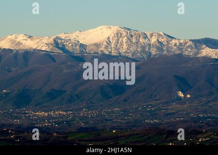 Monti Matesi, Italia. 25th Jan 2022. Montagne Matese innevate viste da Castel Morrone dopo il brusco calo delle temperature che ha colpito tutta l'Italia. Il massiccio del Matese è un massiccio montuoso dell'Appennino sannitico, compreso in due regioni (Molise e Campania) e in quattro province (Campobasso, Isernia, Caserta e Benevento). Credit: Vincenzo Izzo/Alamy Live News Credit: Vincenzo Izzo/Alamy Live News Foto Stock