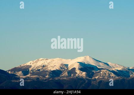 Monti Matesi, Italia. 25th Jan 2022. Montagne Matese innevate viste da Castel Morrone dopo il brusco calo delle temperature che ha colpito tutta l'Italia. Il massiccio del Matese è un massiccio montuoso dell'Appennino sannitico, compreso in due regioni (Molise e Campania) e in quattro province (Campobasso, Isernia, Caserta e Benevento). Credit: Vincenzo Izzo/Alamy Live News Credit: Vincenzo Izzo/Alamy Live News Foto Stock