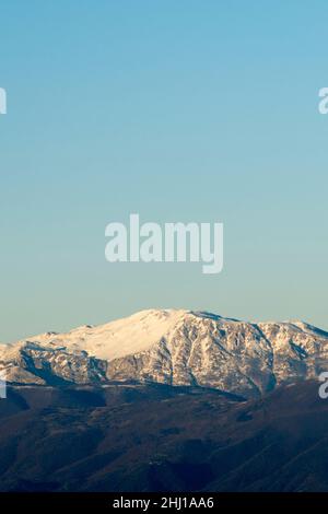 Monti Matesi, Italia. 25th Jan 2022. Montagne Matese innevate viste da Castel Morrone dopo il brusco calo delle temperature che ha colpito tutta l'Italia. Il massiccio del Matese è un massiccio montuoso dell'Appennino sannitico, compreso in due regioni (Molise e Campania) e in quattro province (Campobasso, Isernia, Caserta e Benevento). Credit: Vincenzo Izzo/Alamy Live News Credit: Vincenzo Izzo/Alamy Live News Foto Stock