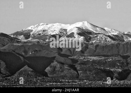 Monti Matesi, Italia. 25th Jan 2022. Montagne Matese innevate viste da Castel Morrone dopo il brusco calo delle temperature che ha colpito tutta l'Italia. Il massiccio del Matese è un massiccio montuoso dell'Appennino sannitico, compreso in due regioni (Molise e Campania) e in quattro province (Campobasso, Isernia, Caserta e Benevento). Credit: Vincenzo Izzo/Alamy Live News Credit: Vincenzo Izzo/Alamy Live News Foto Stock