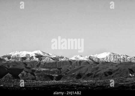 Monti Matesi, Italia. 25th Jan 2022. Montagne Matese innevate viste da Castel Morrone dopo il brusco calo delle temperature che ha colpito tutta l'Italia. Il massiccio del Matese è un massiccio montuoso dell'Appennino sannitico, compreso in due regioni (Molise e Campania) e in quattro province (Campobasso, Isernia, Caserta e Benevento). Credit: Vincenzo Izzo/Alamy Live News Credit: Vincenzo Izzo/Alamy Live News Foto Stock