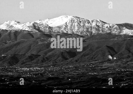 Monti Matesi, Italia. 25th Jan 2022. Montagne Matese innevate viste da Castel Morrone dopo il brusco calo delle temperature che ha colpito tutta l'Italia. Il massiccio del Matese è un massiccio montuoso dell'Appennino sannitico, compreso in due regioni (Molise e Campania) e in quattro province (Campobasso, Isernia, Caserta e Benevento). Credit: Vincenzo Izzo/Alamy Live News Credit: Vincenzo Izzo/Alamy Live News Foto Stock