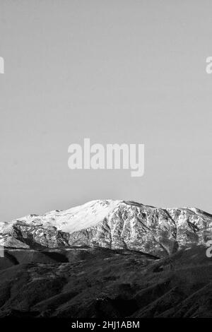 Monti Matesi, Italia. 25th Jan 2022. Montagne Matese innevate viste da Castel Morrone dopo il brusco calo delle temperature che ha colpito tutta l'Italia. Il massiccio del Matese è un massiccio montuoso dell'Appennino sannitico, compreso in due regioni (Molise e Campania) e in quattro province (Campobasso, Isernia, Caserta e Benevento). Credit: Vincenzo Izzo/Alamy Live News Credit: Vincenzo Izzo/Alamy Live News Foto Stock