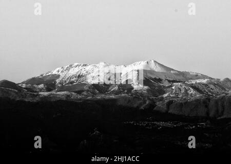 Monti Matesi, Italia. 25th Jan 2022. Montagne Matese innevate viste da Castel Morrone dopo il brusco calo delle temperature che ha colpito tutta l'Italia. Il massiccio del Matese è un massiccio montuoso dell'Appennino sannitico, compreso in due regioni (Molise e Campania) e in quattro province (Campobasso, Isernia, Caserta e Benevento). Credit: Vincenzo Izzo/Alamy Live News Credit: Vincenzo Izzo/Alamy Live News Foto Stock