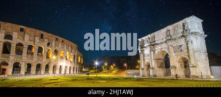 Colosseo a Roma (Roma), Italia e Arco di Costantino di notte. Panorama dell'Anfiteatro Flaviano e dell'Arco di Costantino Foto Stock