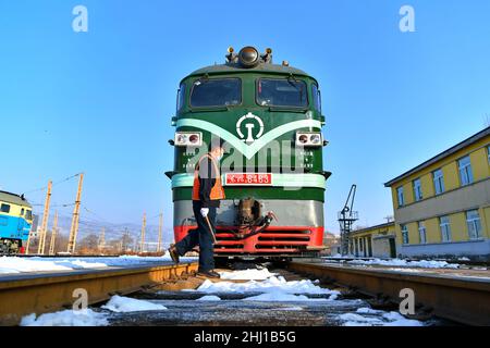 (220126) -- TAIYUAN, 26 gennaio 2022 (Xinhua) -- li Taihong prepara un treno per partire a Taiyuan, nella provincia di Shanxi della Cina settentrionale, il 25 gennaio 2022. Li Taihong, 54, e suo figlio li KE sono entrambi i macchinisti del China Railway Taiyuan Bureau Group Co., Ltd. Lavorando in diverse posizioni, trascorrono più tempo a parte che insieme, soprattutto durante la corsa di viaggio del Festival di Primavera. Li Ke è orgogliosa di parlare della sua tradizione familiare di lavorare nel sistema ferroviario. "Mio padre è sempre stato il mio modello di ruolo. Continuerò il suo impegno per tutta la vita nel settore ferroviario", ha affermato. (Xinhua/Cao Yang) Foto Stock