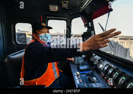 (220126) -- TAIYUAN, 26 gennaio 2022 (Xinhua) -- li Taihong lavora alla cabina di guida di un treno a Taiyuan, nella provincia cinese settentrionale dello Shanxi, il 25 gennaio 2022. Li Taihong, 54, e suo figlio li KE sono entrambi i macchinisti del China Railway Taiyuan Bureau Group Co., Ltd. Lavorando in diverse posizioni, trascorrono più tempo a parte che insieme, soprattutto durante la corsa di viaggio del Festival di Primavera. Li Ke è orgogliosa di parlare della sua tradizione familiare di lavorare nel sistema ferroviario. "Mio padre è sempre stato il mio modello di ruolo. Continuerò il suo impegno per tutta la vita nel settore ferroviario", ha affermato. (Xinhua/Cao Foto Stock