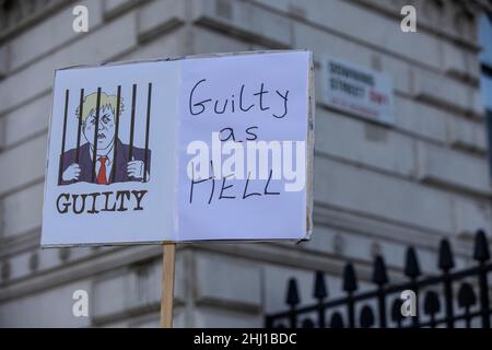 I manifestanti si rivolgono a Downing Street, in quanto Boris Johnson si trova di fronte a ulteriori richieste di dimissioni a causa del “Partygate” e del più alto tasso di inflazione registrato in 30 anni, Regno Unito Foto Stock