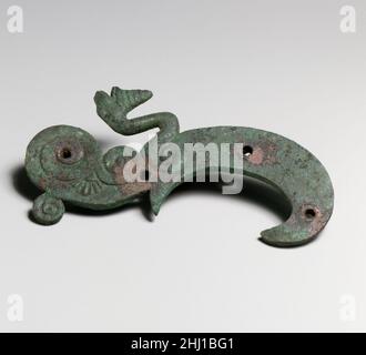 Frammenti di un carro o di un carro, bretelle a forma di S ca. 500–480 a.C. Etrusca grande collezione di attaccamenti in bronzo e ferro appartenuti un tempo ad un carro.. Frammenti di un carro o di un carro, bretelle a S 253018 etrusche, frammenti di Chariot, bretelle a S, ca. 500?480 a.C., Bronzo, ferro, K5: 6 ? 3 5/16 poll. (15,2 ? 8,4 cm) K6: 6 1/8 ? 3 3/4 poll. (15,6 ? 9,5 cm) K7: 5 13/16 ? 3 11/16 poll. (14,8 ? 9,4 cm) K8: 5 3/4 ? 3 3/4 poll. (14,6 ? 9,5 cm). Il Metropolitan Museum of Art, New York. Fletcher Fund, 1929 (29.131.3k5?k8) Foto Stock