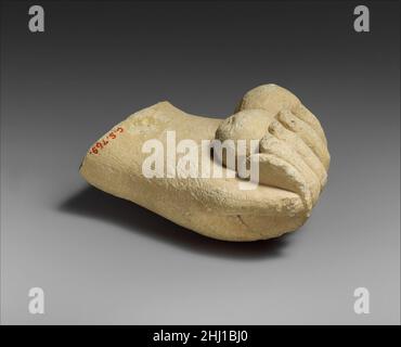 Mano calcarea che tiene un disco e pezzi di frutta cipriota la mano destra piccola tiene un piccolo disco e due mele. Mano di calcare che tiene un disco e pezzi di frutta 242267 Foto Stock